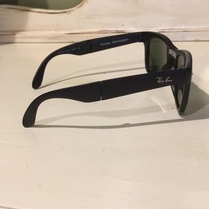 Folding Ray-Ban wayfarer sunglasses